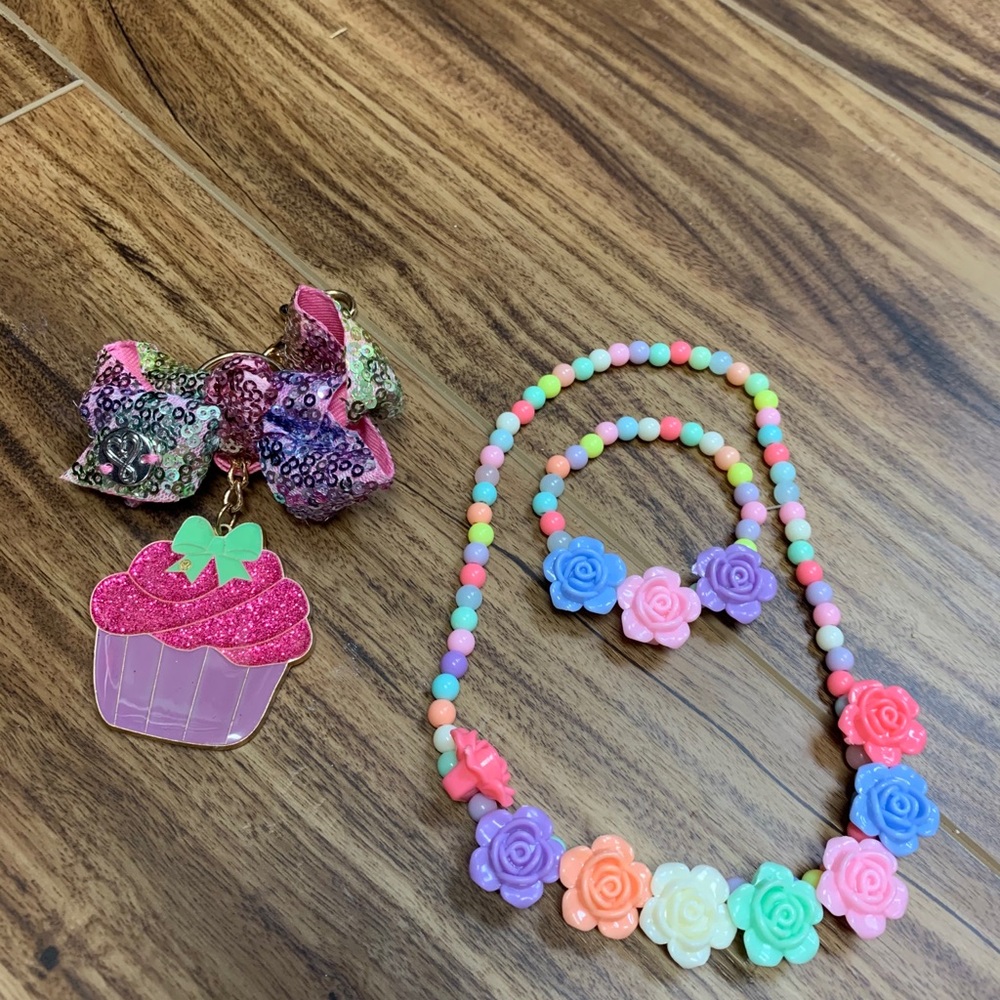 Lot of girl’s accessories, key chain, necklace set